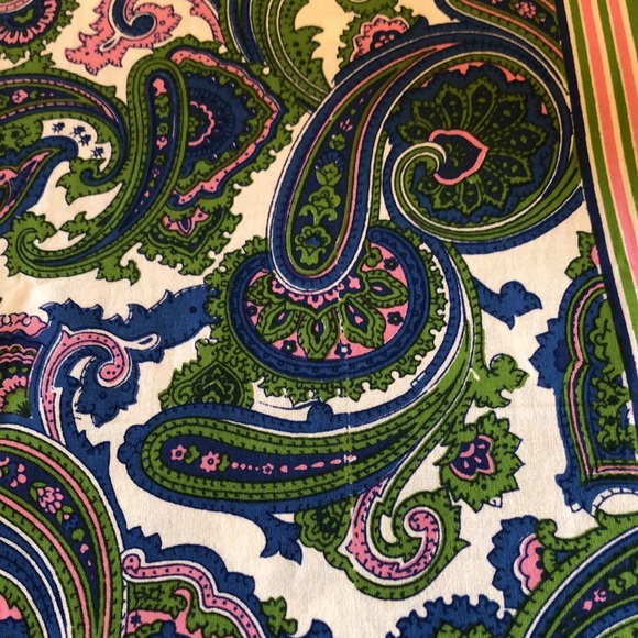 Pomegranate Paisley Square Tablecloth with Four Matching Napkins - Picture 8 of 8